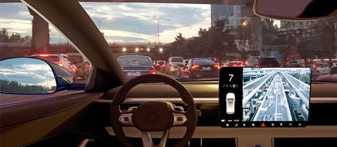 Das Innere eines modernen Autos mit einem großen Touchscreen, auf dem ein Stadtbild und Verkehrsinformationen angezeigt werden.