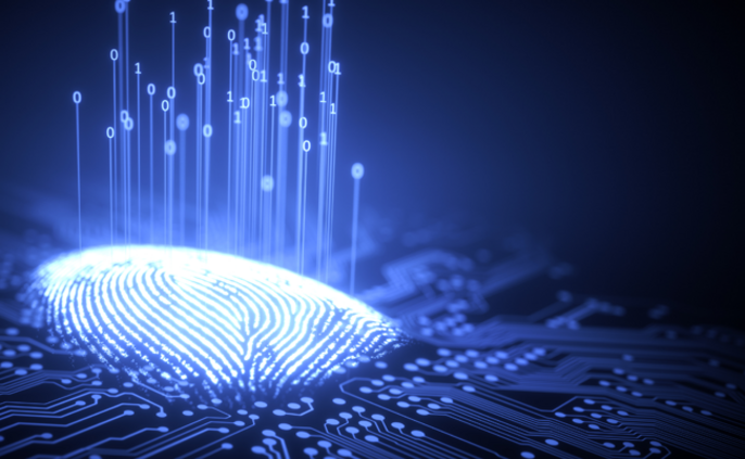 Eine digitale Darstellung eines Fingerabdrucks mit binären Zahlen, die von ihm ausgehen, vor einem Hintergrund aus Schaltkreisen.