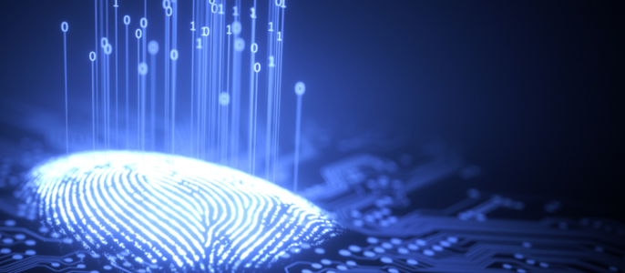 Eine digitale Darstellung eines Fingerabdrucks mit binären Zahlen, die von ihm ausgehen, vor einem Hintergrund aus Schaltkreisen.