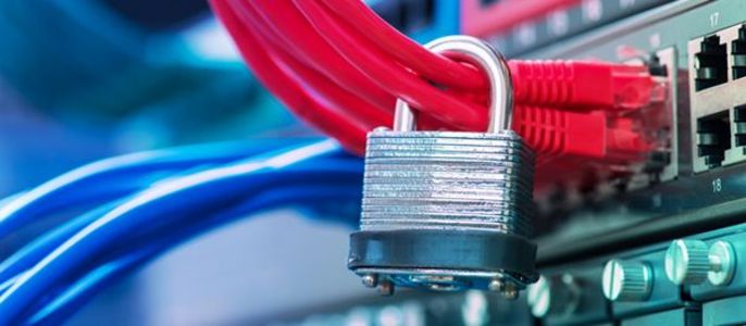 Ein Netzwerk-Switch, an den mehrere Kabel angeschlossen sind, mit einem Vorhängeschloss an einem der Ports als Sicherheitssymbol.