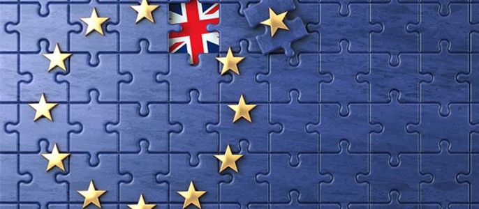 Ein Puzzle mit blauem Hintergrund, der für die Europäische Union steht, und ein Teil mit einer britischen Flagge, die den Austritt des Vereinigten Königreichs aus der EU symbolisiert.