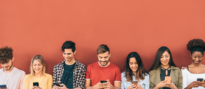 Eine Gruppe von sieben Personen, die alle in ihr Smartphone vertieft sind, vor einem roten Hintergrund.