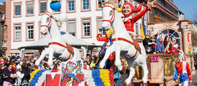 Ein Fastnachtswagen in der mainzer Innenstadt.