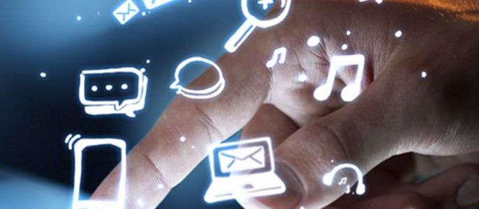 Eine Hand, die mit einer digitalen Schnittstelle interagiert, umgeben von verschiedenen Symbolen, die Kommunikations- und Technologiewerkzeuge darstellen.