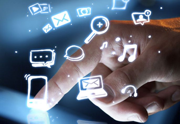 Eine Hand, die mit einer digitalen Schnittstelle interagiert, umgeben von verschiedenen Symbolen, die Kommunikations- und Technologiewerkzeuge darstellen.