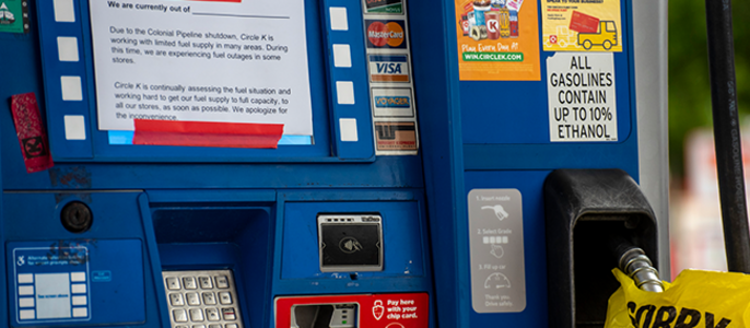 Eine Zapfsäule mit einem Hinweis auf dem Bildschirm, dass der Stillstand der Colonial Pipeline zu einer Verknappung des Benzins geführt hat und man daran arbeitet, die Versorgung wiederherzustellen.