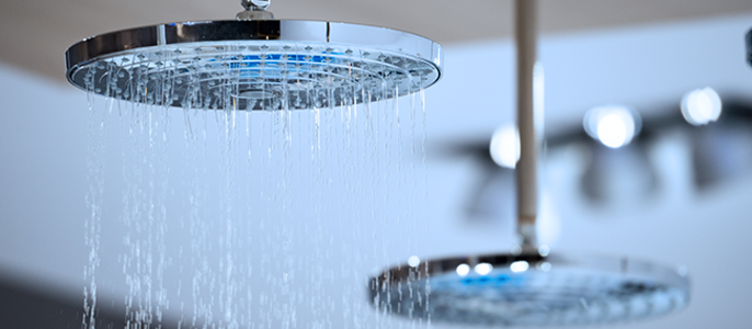 Zwei Kopfbrausen, aus denen Wasser fließt.