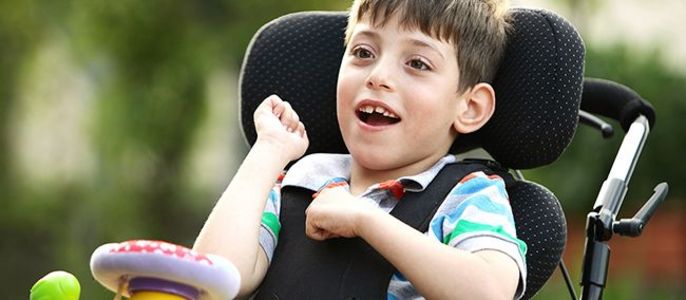 Ein kleiner Junge im Rollstuhl.