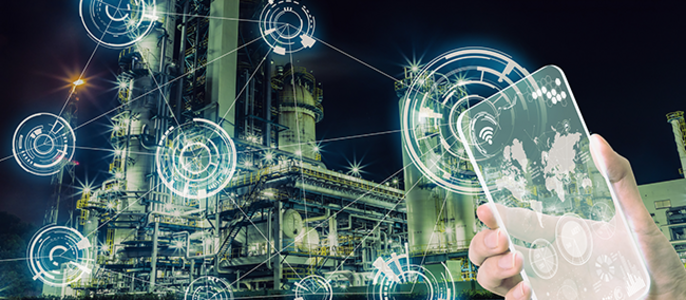 Eine nächtliche Industriekulisse mit hohen Strukturen, die von Lichtern beleuchtet werden. Die Szene wird von digitalen holografischen Kreisen überlagert, und eine Hand hält ein transparentes Gerät, das eine Karte anzeigt.