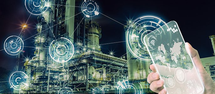 Eine nächtliche Industriekulisse mit hohen Strukturen, die von Lichtern beleuchtet werden. Die Szene wird von digitalen holografischen Kreisen überlagert, und eine Hand hält ein transparentes Gerät, das eine Karte anzeigt.