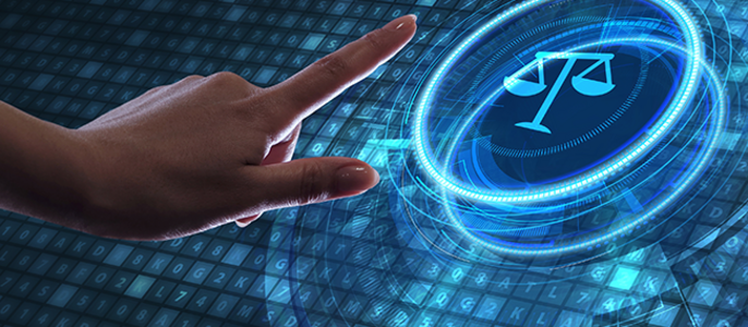 Eine Hand, die auf einen digitalen holografischen Kreis mit einem Waagensymbol zeigt, vor einem Hintergrund aus Binärcode.