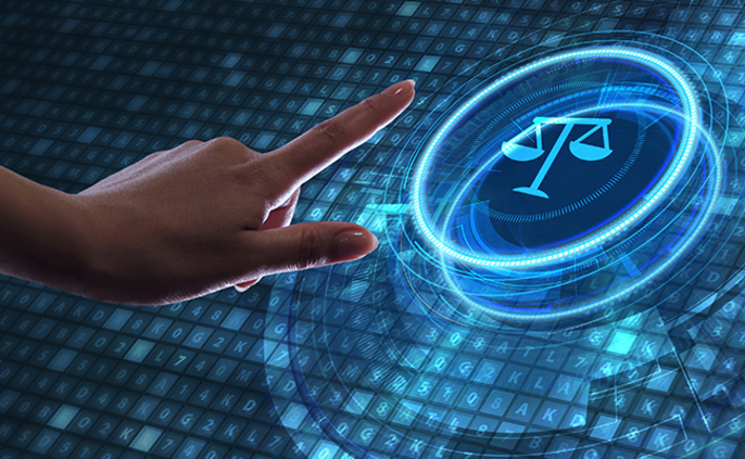 Eine Hand, die auf einen digitalen holografischen Kreis mit einem Waagensymbol zeigt, vor einem Hintergrund aus Binärcode.