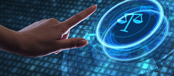 Eine Hand, die auf einen digitalen holografischen Kreis mit einem Waagensymbol zeigt, vor einem Hintergrund aus Binärcode.