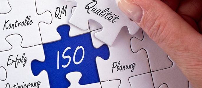 Ein Puzzle mit verschiedenen Begriffen, die mit Geschäftsprozessen zu tun haben, wobei "Qualität" das zentrale Teil ist, das hinzugefügt wird.