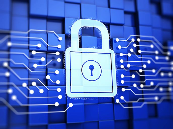 Ein digitales Vorhängeschloss-Symbol auf blauem Hintergrund, umgeben von weißen Schaltkreislinien.