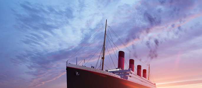 Ein großes Schiff, das bei Sonnenuntergang auf einem ruhigen Gewässer fährt, mit einem leuchtenden Himmel im Hintergrund.